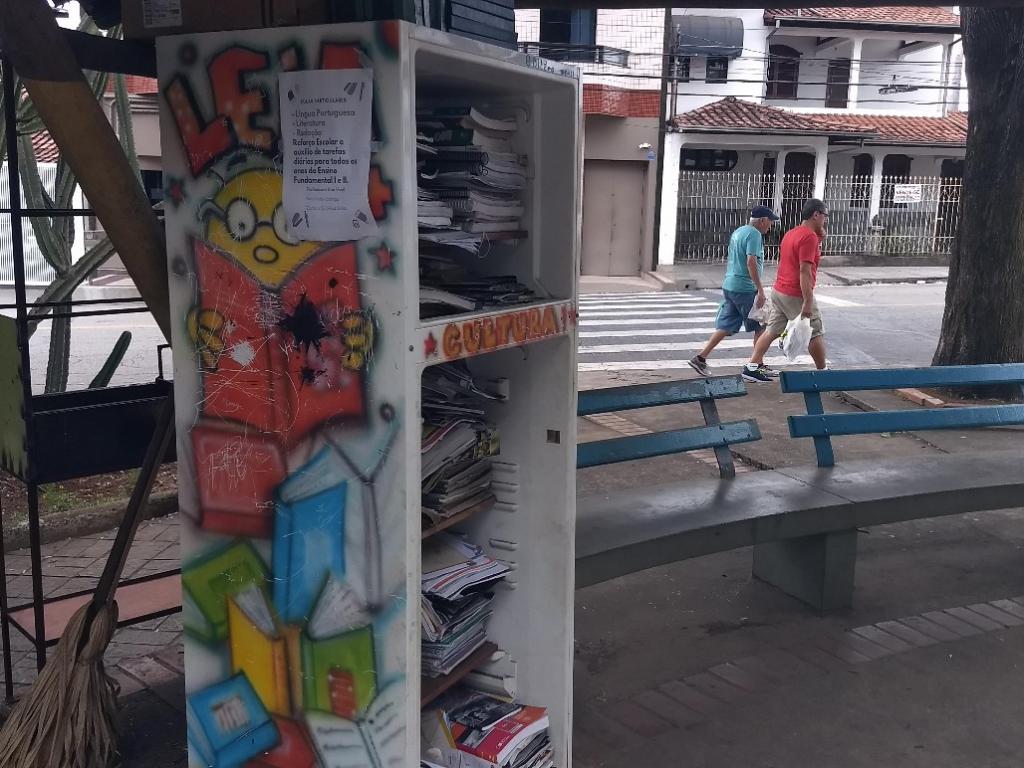 A geladeira está localizada na praça entre as ruas Conselheiro Pena e 26 de Outubro, no bairro Bela Vista, em Ipatinga
