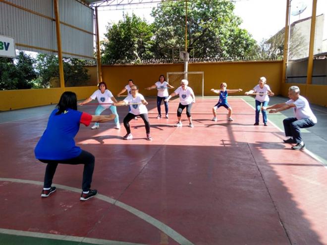 Pessoal da terceira idade faz exercícios na quadra da LBV