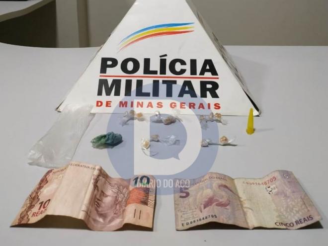 As pedras de crack apreendidas com uma porção de maconha durante a ocorrência da PM