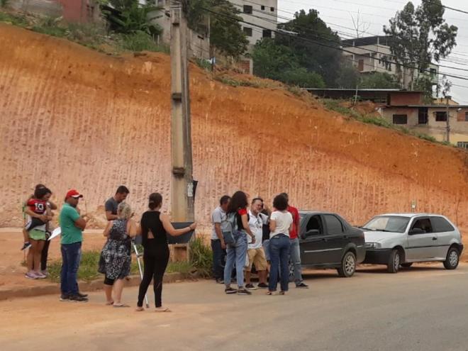 Indignados com a situação, população foi às ruas protestar e pedir providências