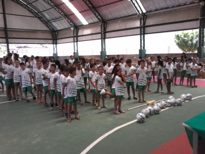 Uniformes e materiais esportivos foram entregues a alunos de Pingo D?Água e Ipaba