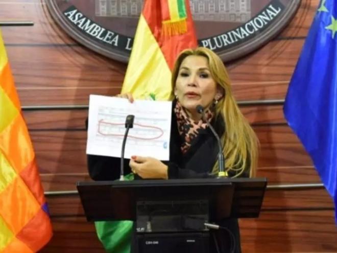  ''Assumo imediatamente a Presidência'', disse Jeanine,