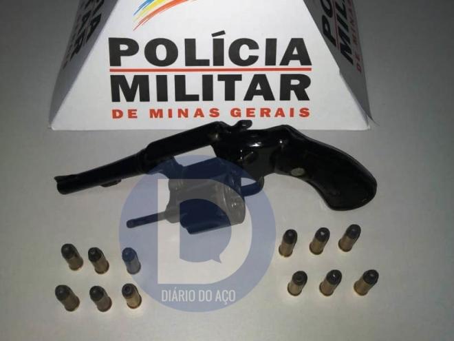 O revólver de calibre 38 e a munição apreendidos pela Polícia Militar