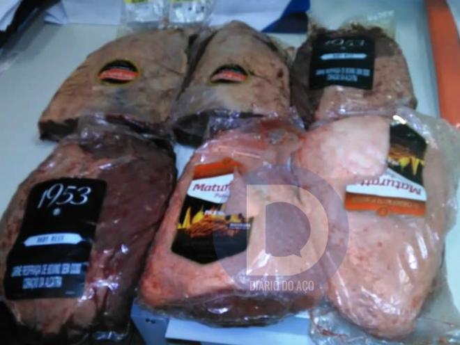 As seis peças de carne (picanha e alcatra) recuperadas pela PM foram avaliadas em mais de R$ 400