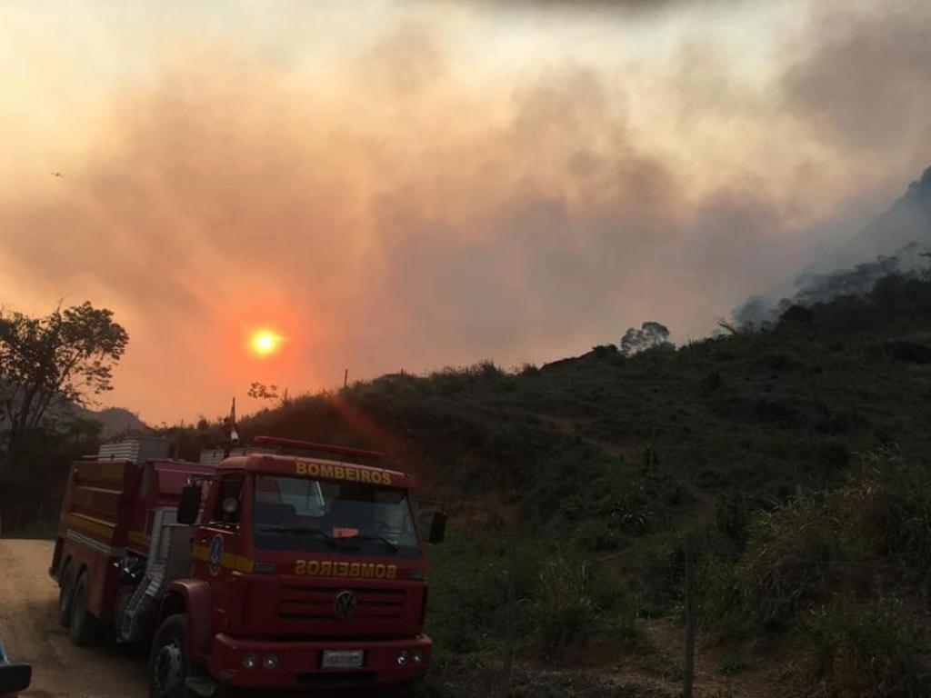 Chuva em Marliéria apaga grande parte do incêndio no Pico do Machado - Jornal Diário do Aço