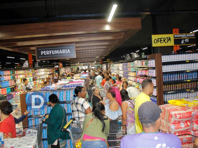 Os supermercados estão permitidos a utilizar mão de obra entre 8h e 13h