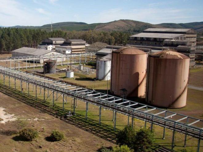 A barragem integra uma mina de exploração de urânio desativada em 1995 e contém material radioativo. 