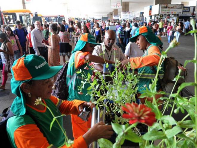 Funcionárias do Serviço de Limpeza Urbana (SLU) na rodoviária de Brasília. Gabriel Jabur / Agência Brasília