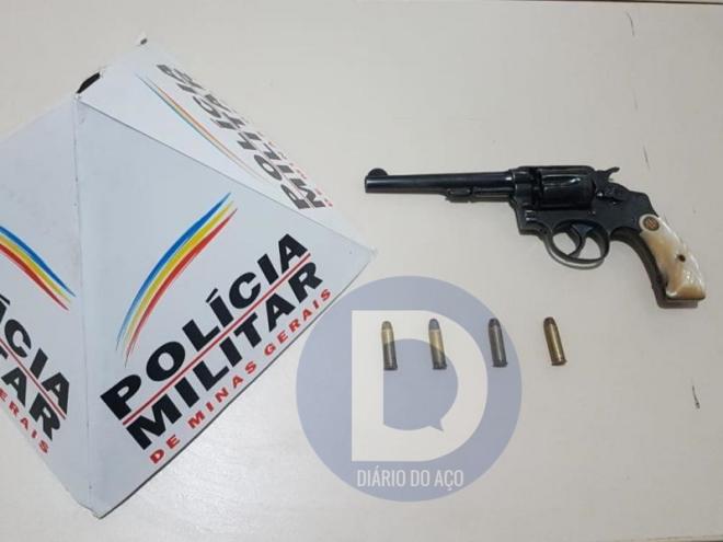 O revólver calibre 38 com quatro cartuchos foi apreendido pela PM