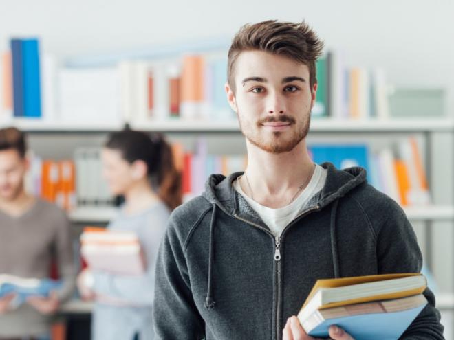 Presente em mais de 50 países, desde 2006, o programa é exclusivo para estudantes de baixa renda, mas que tenham desempenho em seus colégios acima da média