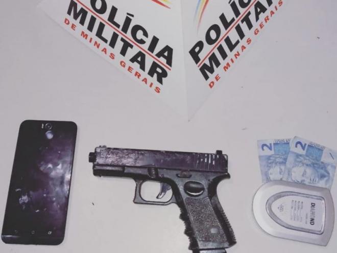Um dos celulares roubados foi apreendido e uma réplica de pistola usada no crime também apreendida