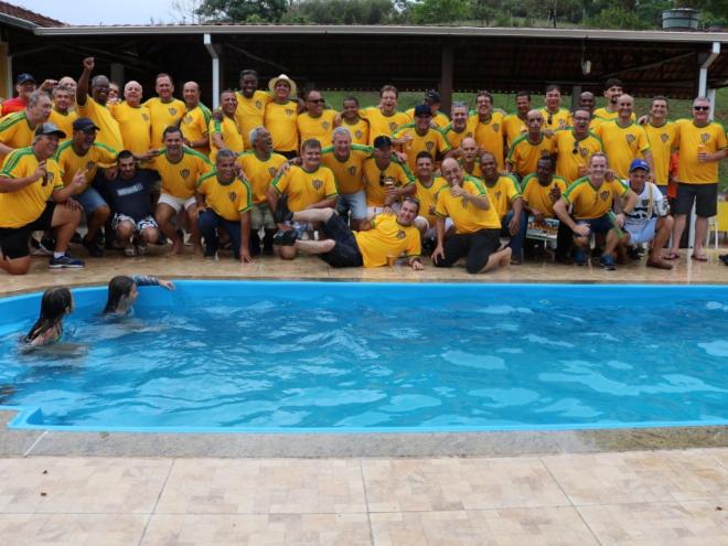 Dezenas de ex-jogadores da escolinha do Florestino se reencontraram mais de 40 anos depois de construírem amizade correndo atrás da bola