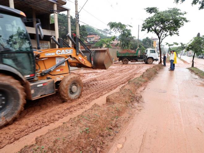 Ao longo do dia, equipes das secretarias municipais trabalharam na limpeza da cidade