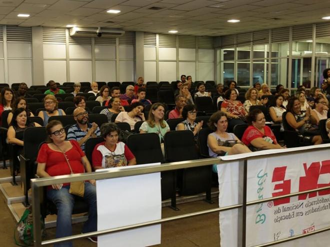 Desde o mês de outubro, trabalhadores em educação têm discutido a redução de turmas do ensino fundamental, pelo Estado de Minas Gerais 