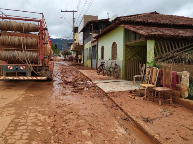 Água e lama invadiram casas no município, destruindo móveis e bens materiais 