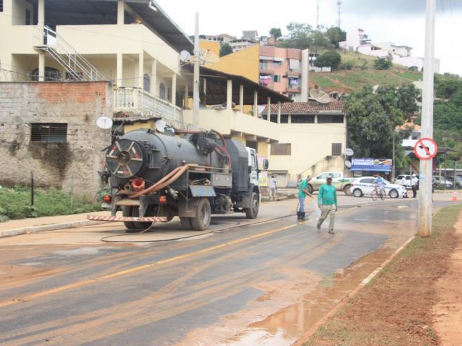 Funcionários promoveram a limpeza de avenida no bairro Canaã 