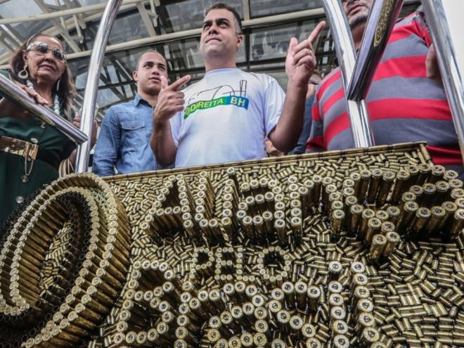 Placa feita com cartuchos foi destaque na 1ª convenção da Aliança pelo Brasil, no hotel Royal Tulip, em Brasília