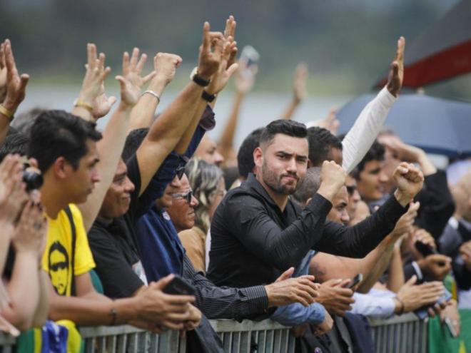 Enquanto o público gritava 'queremos assinar', em referência às assinaturas necessárias para consumar a criação do partido Aliança pelo Brasil, outro apoiador do presidente Jair Bolsonaro falava: 'E os esquerdistas, queremos assassinar'