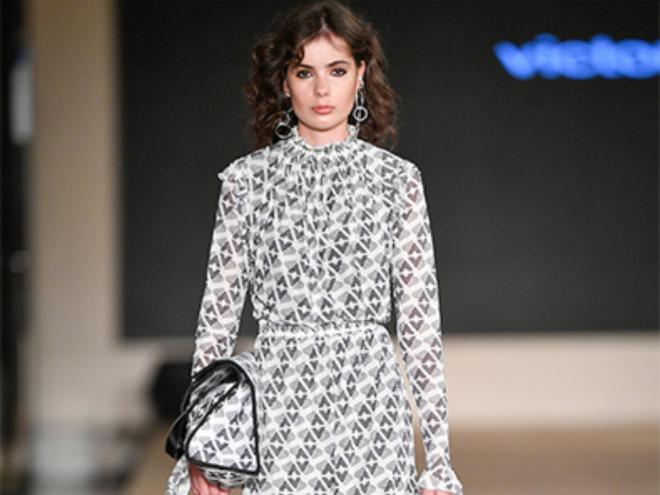Modelo com prints de Rodrigo Babo para grife Victor Dzenk