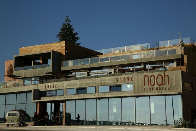 O Noah Surf House, na praia de Santa Cruz, a uma hora de Lisboa, tem oito quartos e 13 bangalôs maravilhosos, além de piscina, jacuzzi, skate park, loja de equipamento de surfe e um restaurante na praia