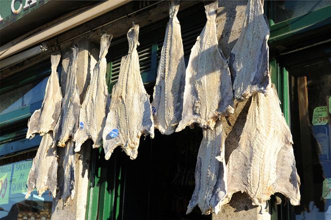 O bacalhau é um peixe tipicamente português, estando presente na gastronomia do país inteiro. Mas é no Centro de Portugal que ele ganha seu lugar de honra