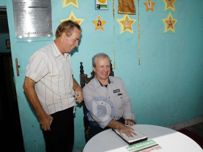 Sergio Leite moldou sua mão no gesso que estará exposto no ''Museu do Resenha RMVA'', posou para fotos ao lado de seus funcionários e assessores da Usiminas e dos convidados que prestigiaram a homenagem