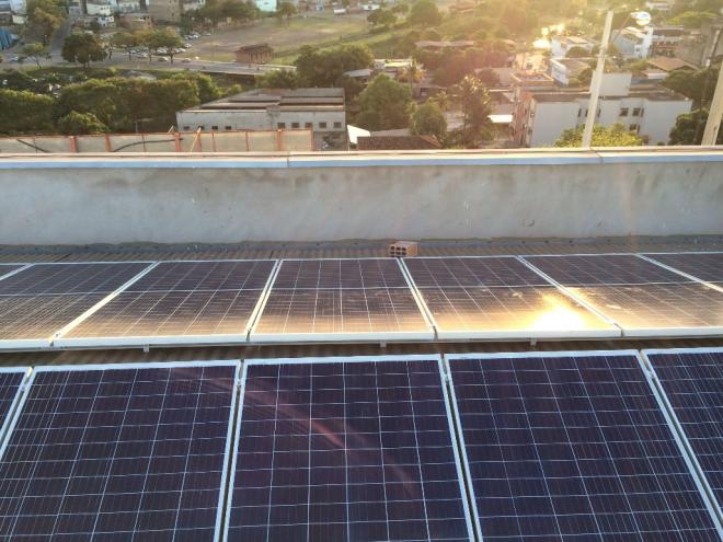 A usina é composta por 132 painéis instalados no telhado da instituição