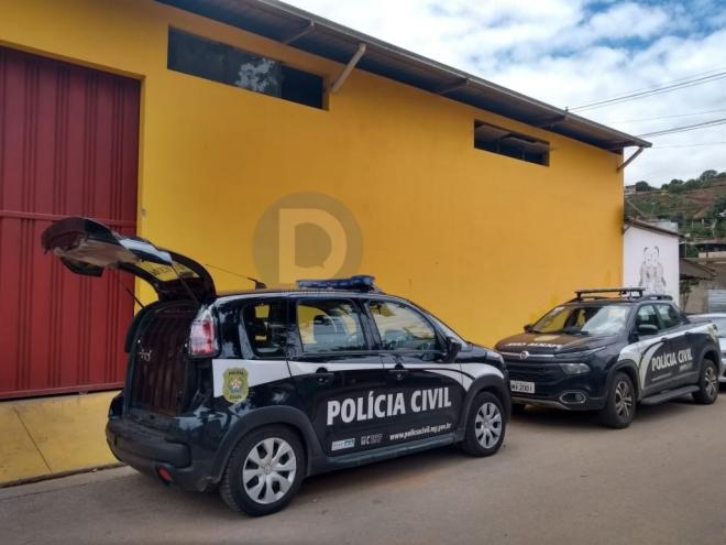No galpão foram presos dois homens que tomavam conta do local; mulher de um deles também foi presa 