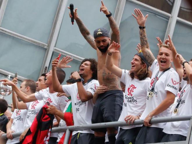 Jogadores do Flamengo comemoram pelas ruas do Rio de Janeiro  