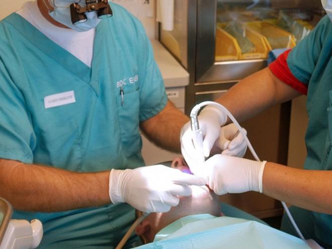 Profissional atendia como dentista, sendo apenas técnico em prótese dentária e, mesmo assim, tinha registro cancelado