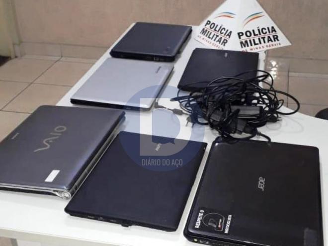 Seis notebooks foram recuperados pelos policiais militares e duas pessoas presas