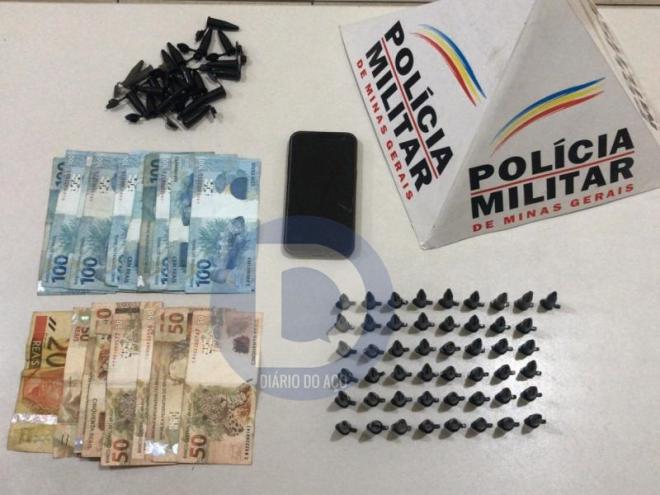 Os pinos contendo cocaína foram encontrados com o denunciado abordado na madrugada de domingo