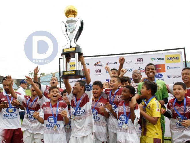 No Sub-11, o Acesita ergueu o troféu de campeão depois de vencer o RPS nos pênaltis