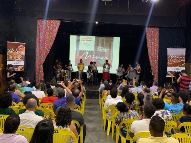 A cerimônia de lançamento ocorreu no Espaço Luz da Lua, no Centro de Araçuaí