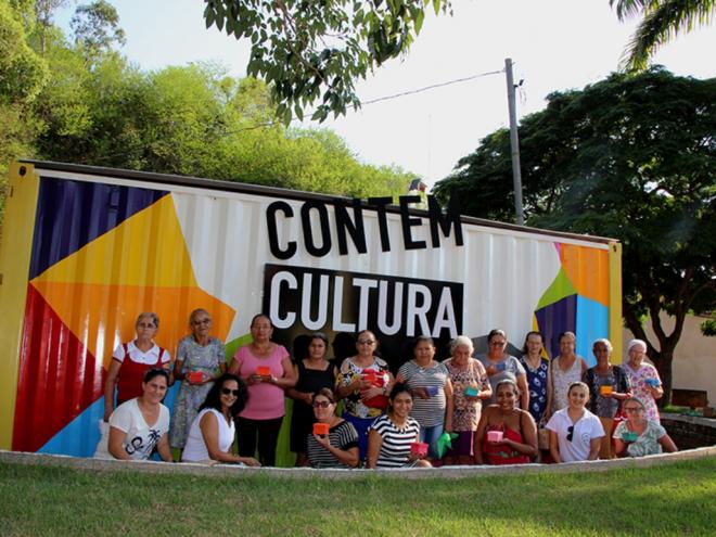 O grupo de arte terapia participa de oficina no Contém Cultura de Bugre