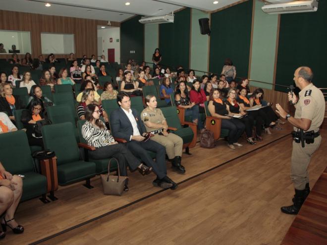 Profissionais da área de segurança pública e também do setor público ministram palestras sobre medidas protetivas e outras temas relevantes
