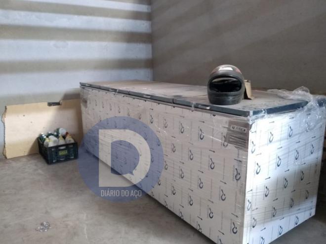 Entre os bens apreendidos, está esse freezer industrial, avaliado em mais de R$ 8 mil 