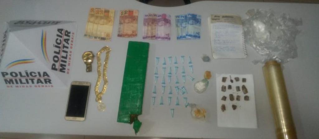 Material recolhido na operação da PM, na rua Lagos