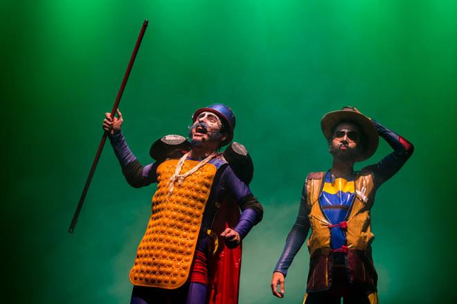 Quixote enfrenta gigantes, ladrões e dragões para fazer justiça e impressionar a amada Dulcinéia