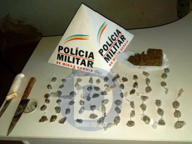 As porções de maconha e as facas usadas para cortar a droga apreendidas pela PM