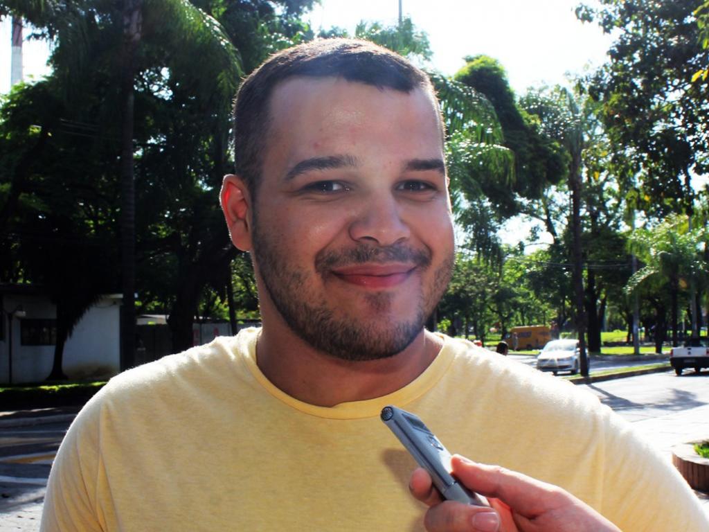 ''Já recebi a primeira parcela do 13º salário e estou pagando minhas dívidas. Tem que priorizar isso. É importante acertas as finanças primeiro. No entanto, acredito que vai sobrar um pouco desse dinheiro para comprar um presente de Natal para minha namorada''. Victor Batista, de 20 anos, operador de produção.