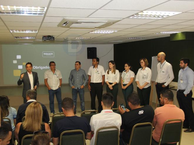 Érico Fantini (primeiro da esquerda para a direita), ao lado da equipe de trabalho do Unimed 
