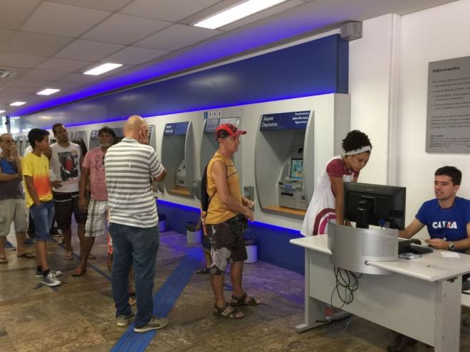O saque começou em setembro para quem tem poupança ou conta corrente na Caixa, com crédito automático