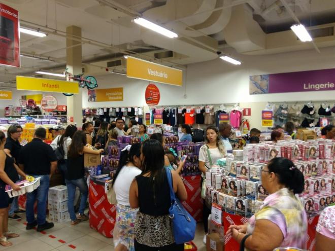 Em uma loja de rede, no Centro de Ipatinga, movimento começou cedo e segurança teve que ser reforçada antes de as portas serem abertas 