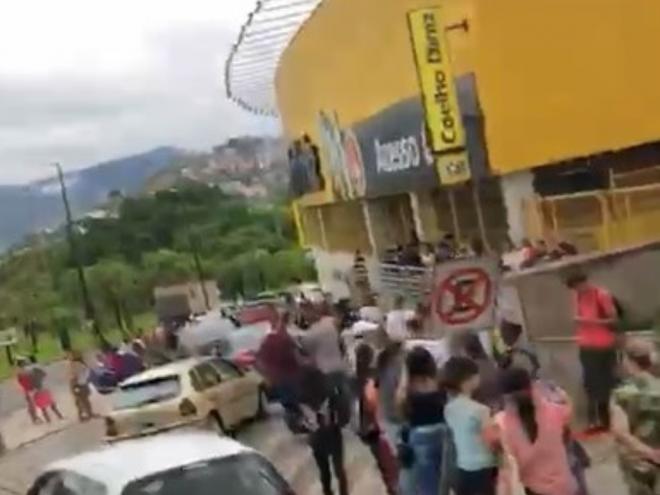 Fila de clientes na porta de supermercado, no bairro Novo Cruzeiro, Ipatinga