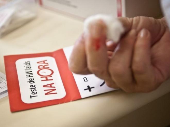 Conforme Ministério da Saúde, das 900 mil pessoas com HIV, 766 mil foram diagnosticadas, 594 mil fazem tratamento e 554 mil não transmitem o HIV