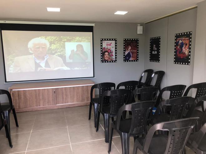 A sala foi equipada com um moderno sistema de projeção e sonorização