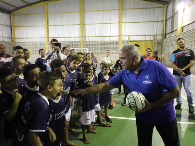 Mais cem crianças e adolescentes serão beneficiados com aulas de handebol e futsal, além de palestras educativas, a partir de segunda-feira