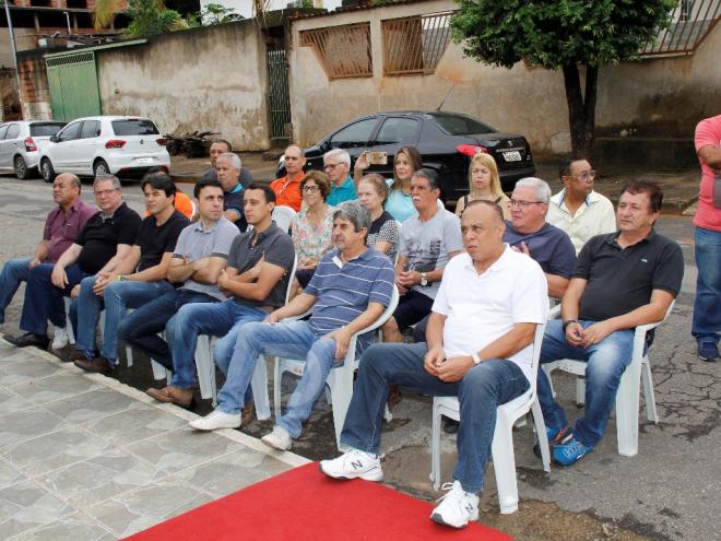 Amigos e familiares compareceram à homenagem prestada a Valter