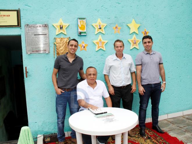 Valter Oliveira Junior, ao lado do pai, Jésus Galego e Ricardo Oliveira 